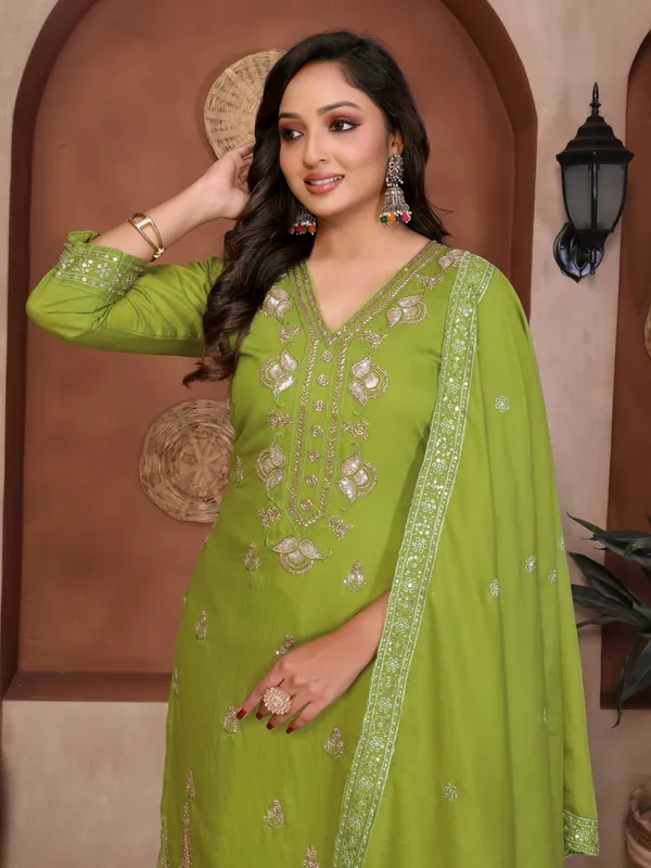 Green_Mall_Roman_Embroidered_Salwar_Suit_Set_For_Women