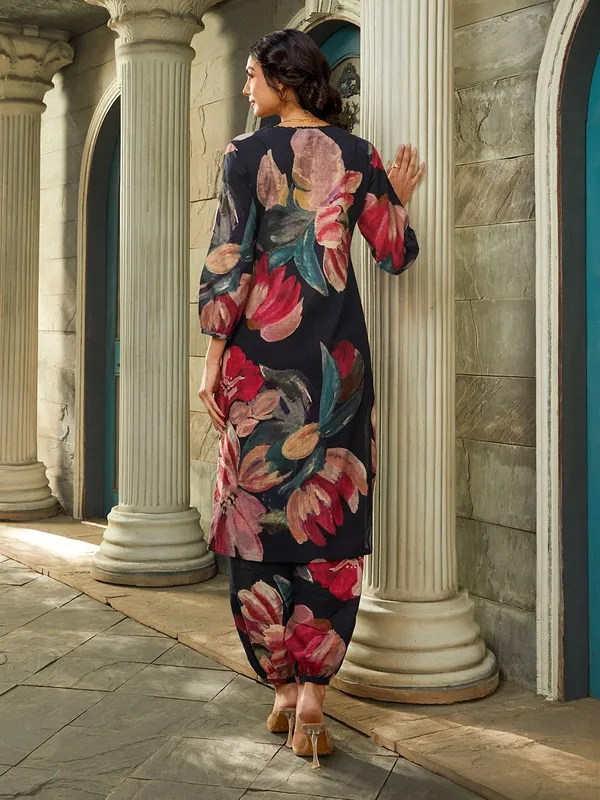 Black_PC_Cotton_Floral_Print_Kurta_Set_For_Women