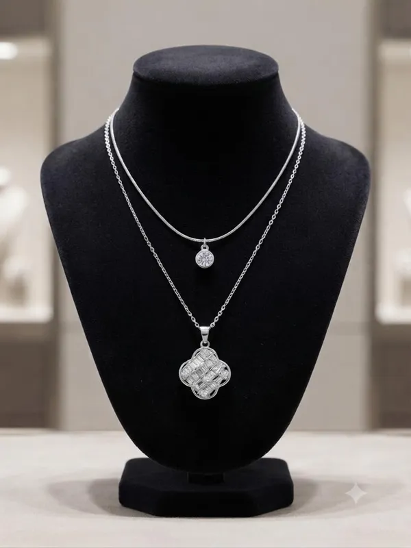 Layered_Necklace_With_Clover_Pendant