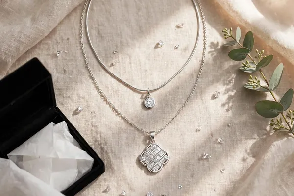 Layered_Necklace_With_Clover_Pendant
