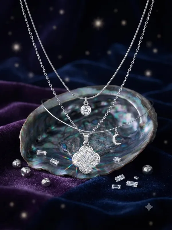 Layered_Necklace_With_Clover_Pendant