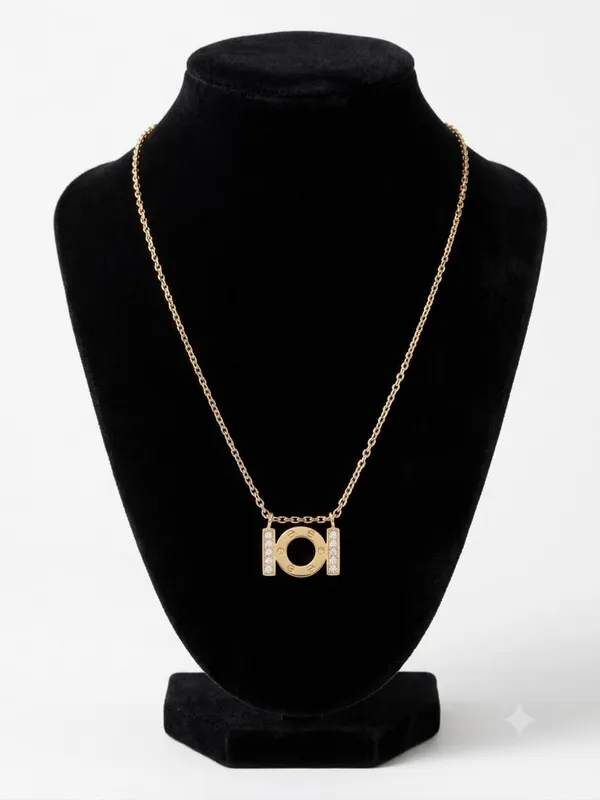 Circle_Pendant_Necklace_With_Crystal_Accents