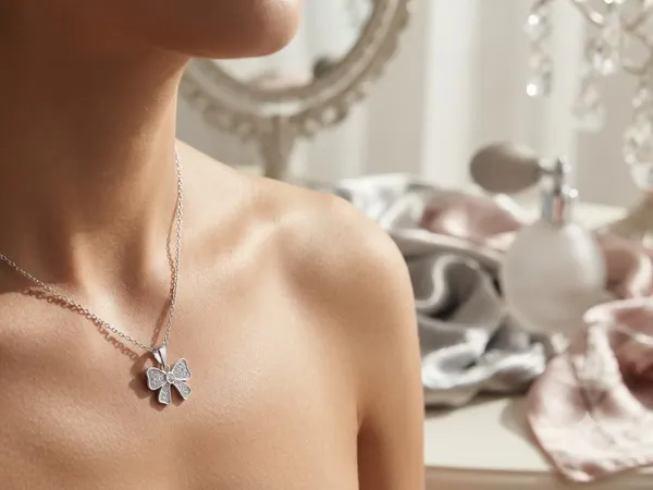 Swarovski_Crystal_Bow_Pendant_Necklace