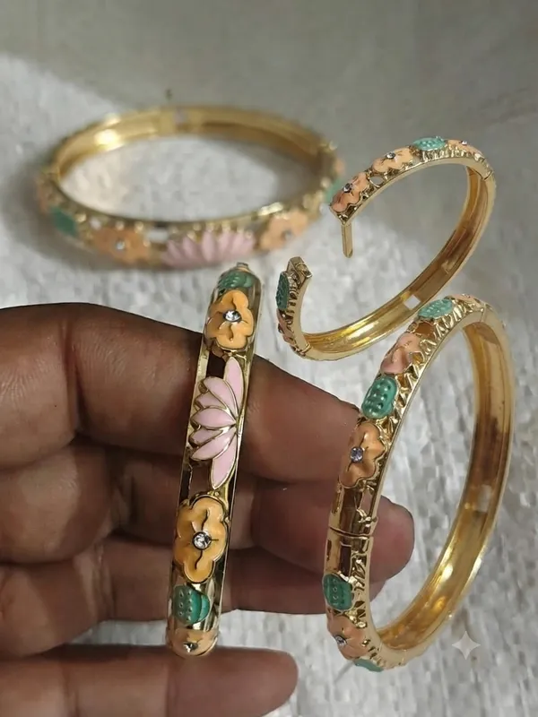 Gold_Floral_Enamel_Hinged_Bangle_for_Women