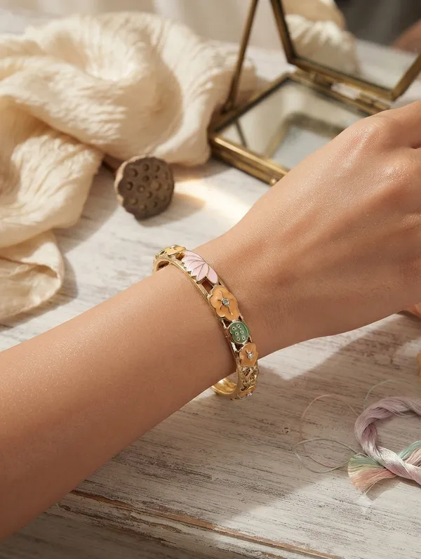Gold_Floral_Enamel_Hinged_Bangle_for_Women