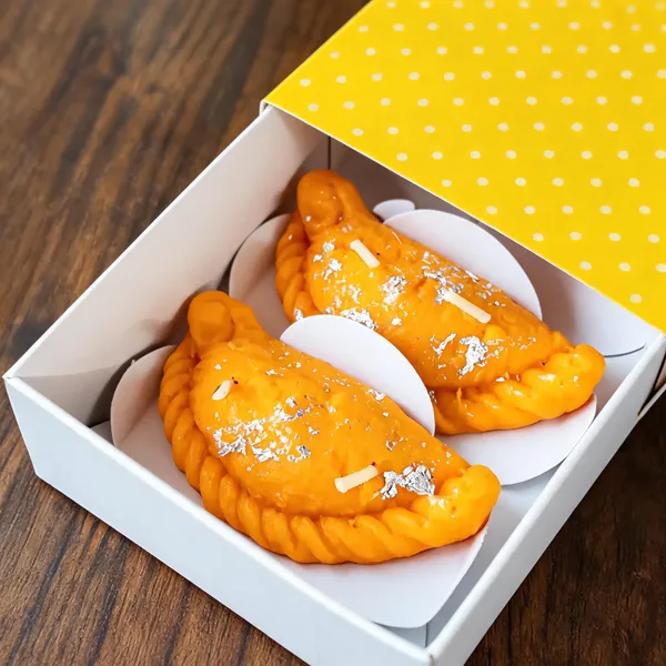 Soy_Wax_Festive_Gujiya_Shaped_Floral_Scented_Candle_Set