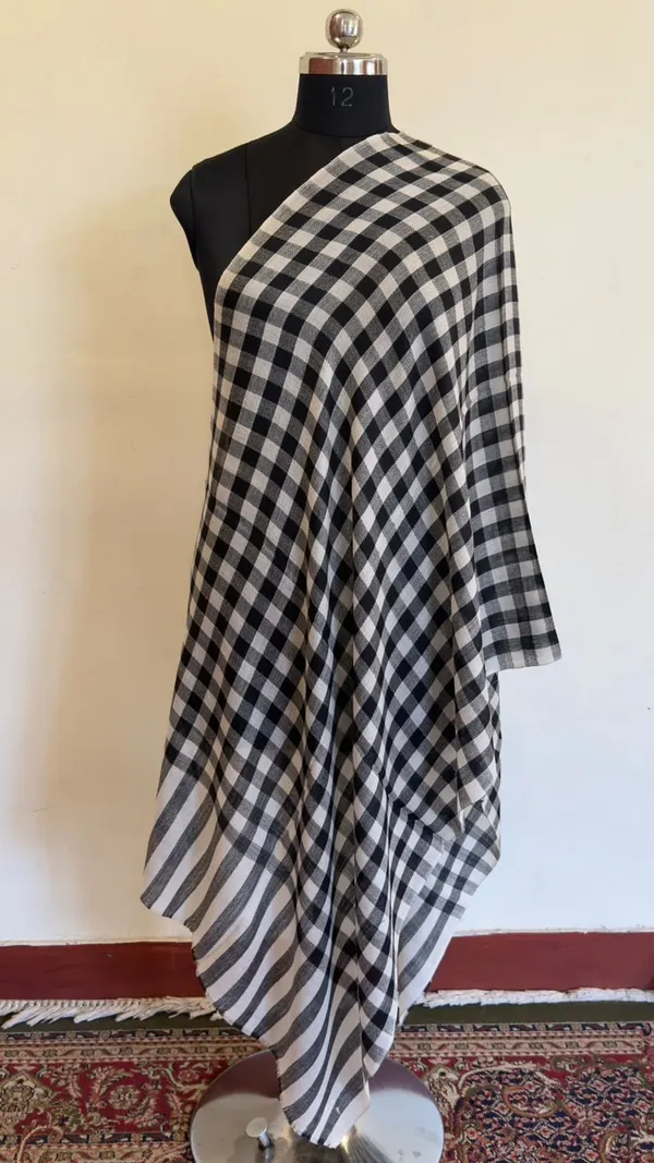 Black_And_White_Checkered_Shawl_For_Women