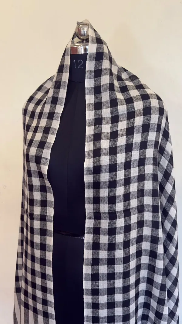 Black_And_White_Checkered_Shawl_For_Women