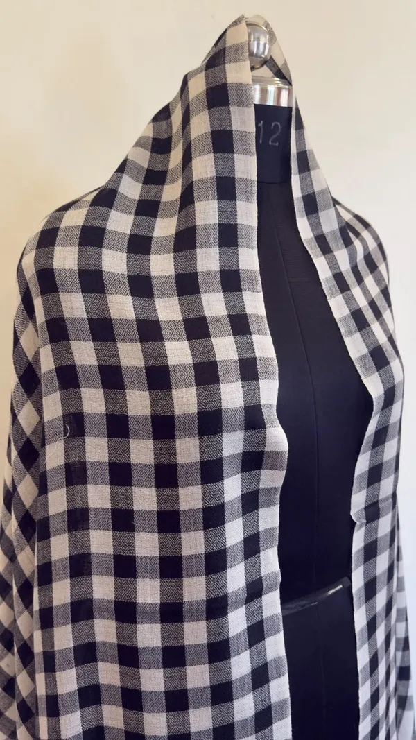 Black_And_White_Checkered_Shawl_For_Women