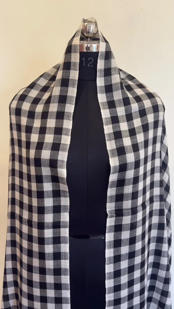 Black_And_White_Checkered_Shawl_For_Women