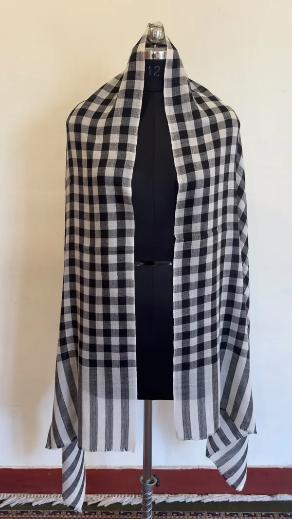 Black_And_White_Checkered_Shawl_For_Women