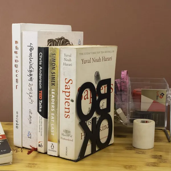 8een_Plus_Book_Metal_Bookends_Decorative_Book_Text_Design_Black_Set_Of_2_L_15_5_Cm_B_14_9_Cm_W_250_Gm_Black