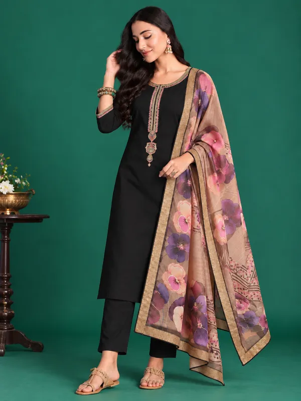 Cotton_Blend_Kurti_Set_With_Bottom_And_Dupatta