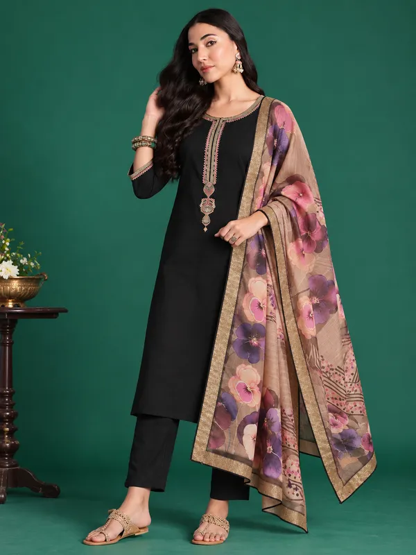 Cotton_Blend_Kurti_Set_With_Bottom_And_Dupatta