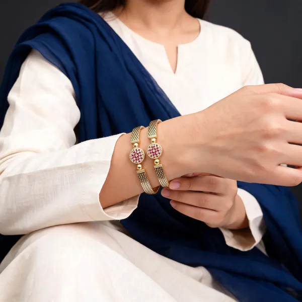 Navya_Brass_Gold_Polished_Bangles