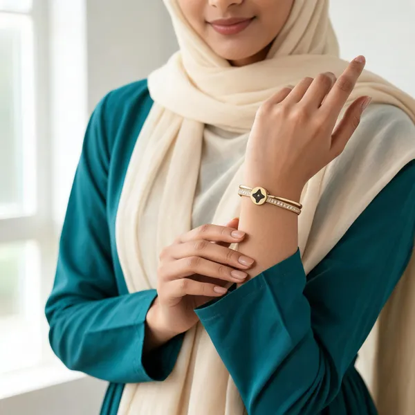 Selina_Gold_Polished_Star_Bracelet