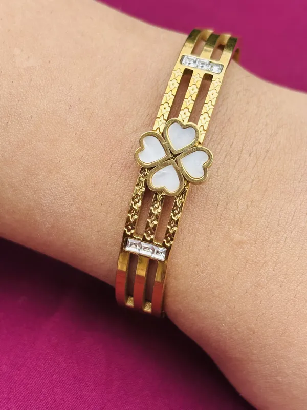 Luxe_Gold_Plated_Anti_Tarnish_Flower_Bracelet