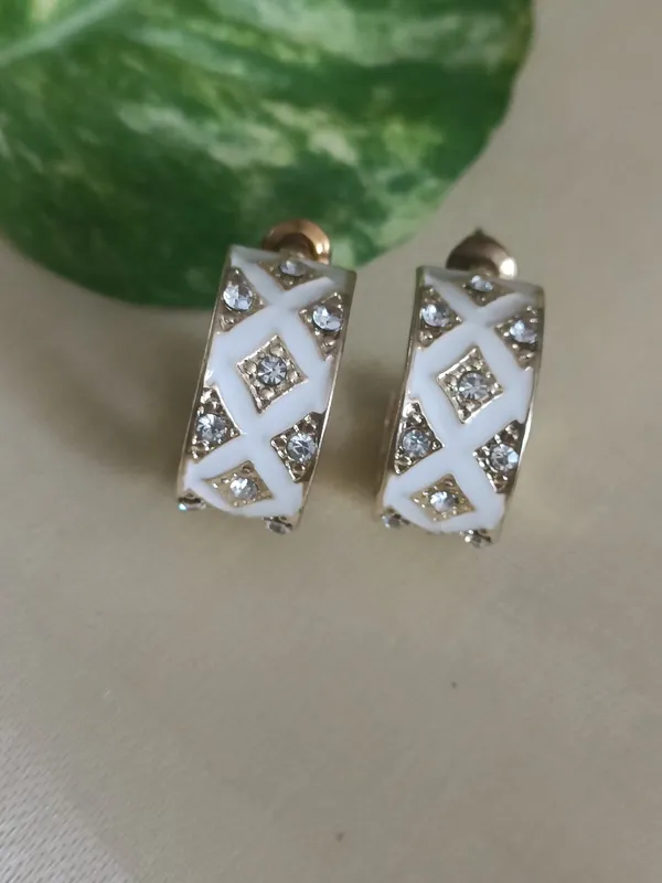 Vanya_White_Hoop_Earrings
