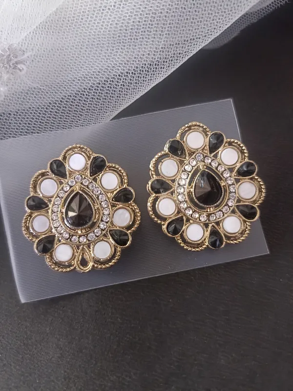 Sunaina_Trendy_Black_Earrings