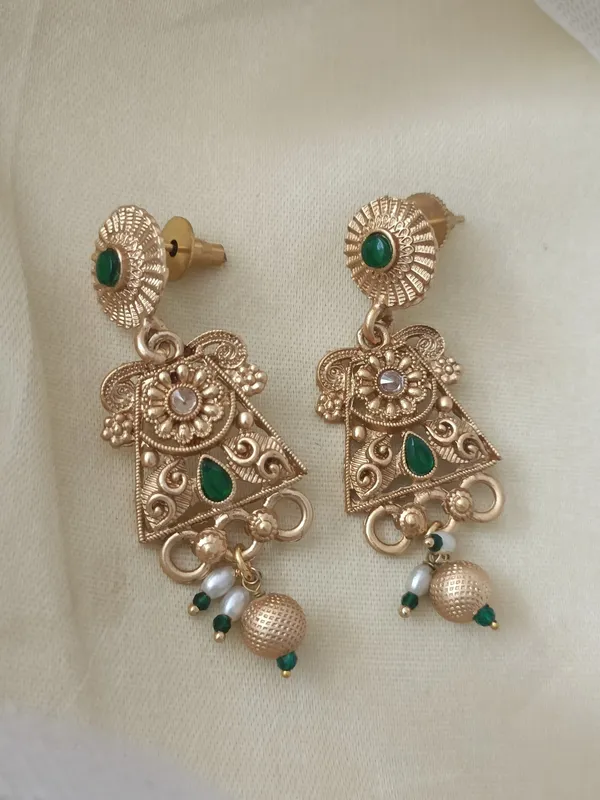 Priyanka_Gold_Plated_Long_Emerald_Green_Necklace_Set