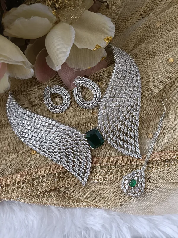 Royal_Emerald_Green_Feather_Necklace_Set_With_Maangtika
