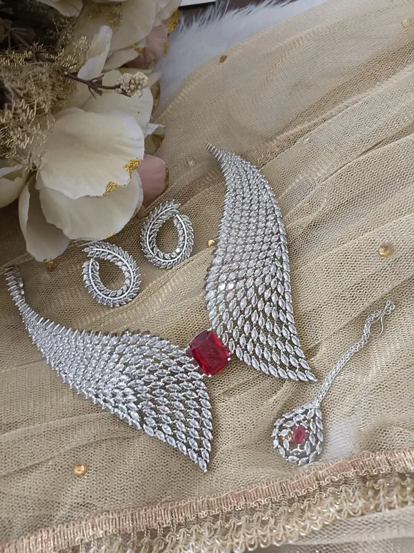 Royal_Ruby_Feather_Necklace_Set_With_Maangtika