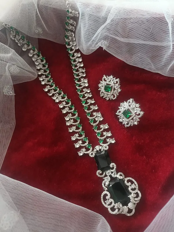 Neeta_Ambani_Inspired_Emerald_Jewelry_Set