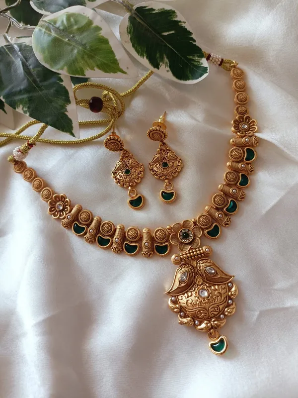 Samaira_Gold_Plated_Necklace_Set