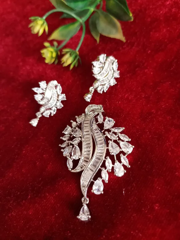 Priyanka_Silver_Zirconia_Pendant_Set