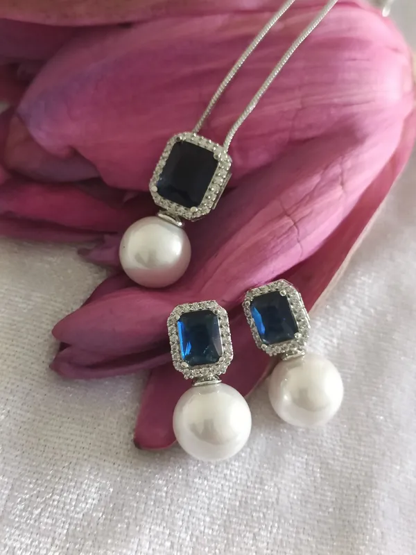 Laaysha_American_Diamond_Blue_Pendant_Set