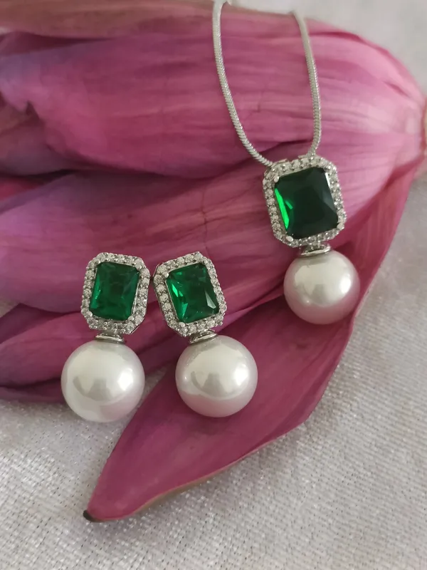 Laaysha_American_Diamond_Green_Pendant_Set