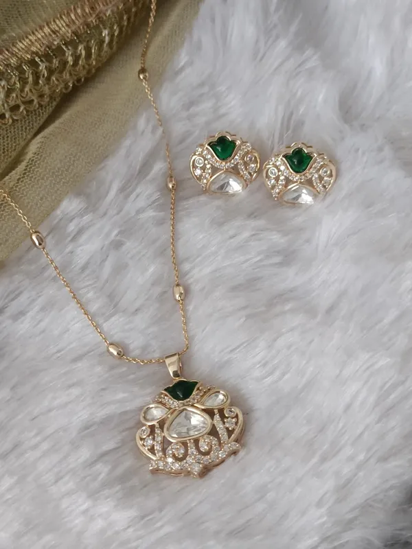 Radiant_Charm_Emrald_Moissanite_Pendant_Set