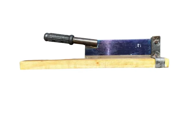 Idol_Mango_Cutter_Handmade_High_Carbon_Steel_Blade_With_Wooden_Base_Fruit_Cutting_Knife