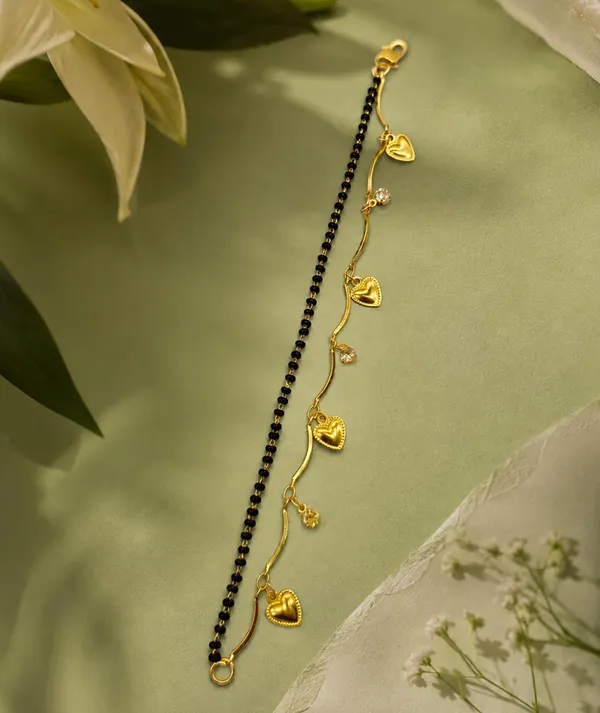 Black_Bead_Mangalsutra_Bracelet_with_Gold_Charms_(Heart_Charm_Mangalsutra_Bracelet_Set)