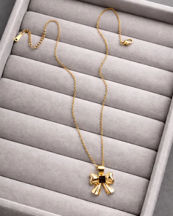 SHANKHRAJ_MALL_Silver_Pendant_Necklace_with_Stone,_Swan_Design,_Chain_Included_(A520)