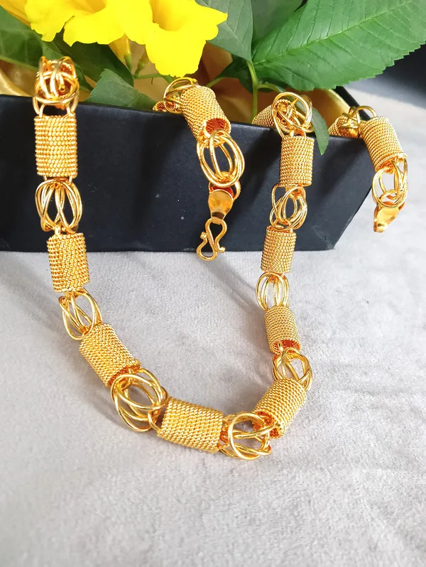 SHANKHRAJ_MALL_Gold_Tone_Mesh_Chain_Necklace,_Intricate_Linked_Design