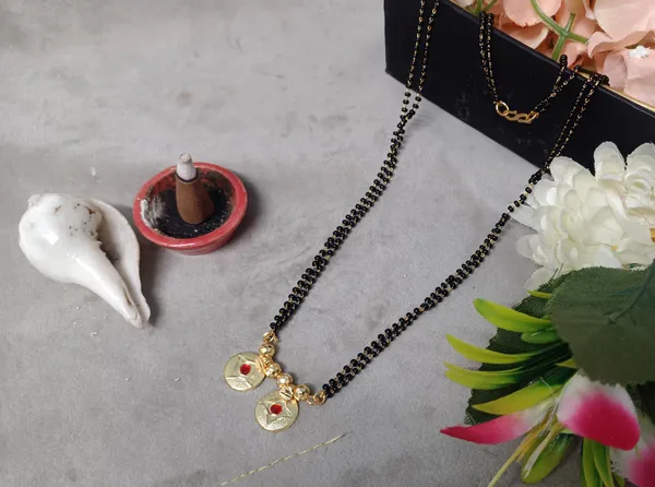 Women_gold_plated_Stylish_Mangalsutra_chain_(MS_STAR_VT_DUBAL_KIDIYA_100911)
