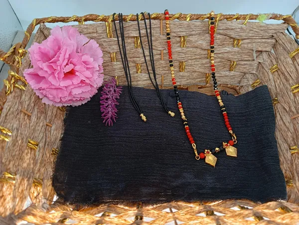 Women_gold_plated_Stylish_Mangalsutra_chain_(MS-TRIKON_VT-RED_BLACK_DORI-100828)