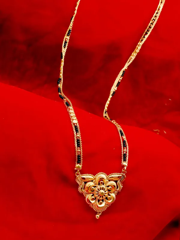 Women_gold_plated_Stylish_Mangalsutra_chain_(NL_HAR-SINGAL_FLOEWER_2_LINE_TORAN_BELT_)