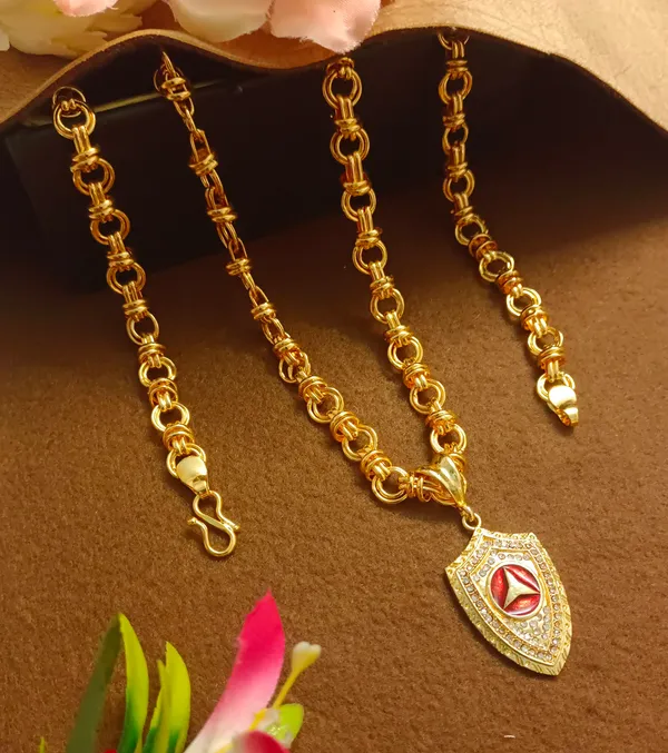 SHANKHRAJ_MALL_Gold-Toned_Byzantine_Chain_Necklace_with_Shield_Pendant,_50_cm_(ring_holo)