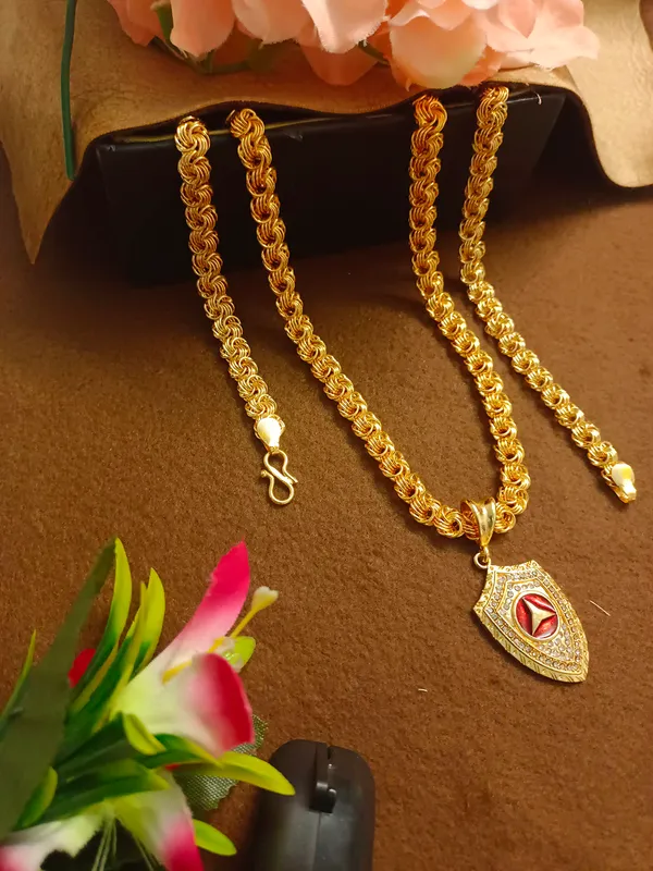 SHANKHRAJ_MALL_Gold-Toned_Byzantine_Chain_Necklace_with_Shield_Pendant,_50_cm_(spreen_holo)