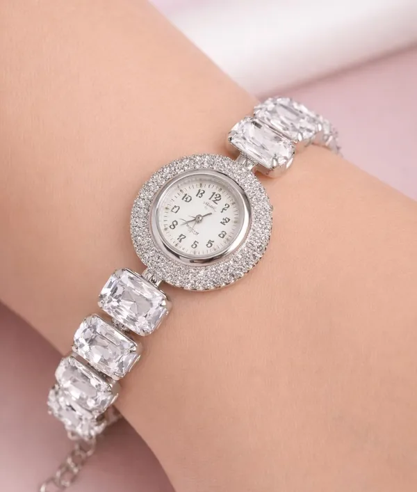 SHANKHRAJ_MALL_Silver/Rose_Gold_Diamond_Studded_Bracelet_Watch_for_Women_|_Elegant_Designer_Chain_Strap_Watch_for_Girls_(White)
