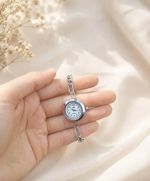 SHANKHRAJ_MALL_Silver-Tone_Quartz_Chain_Bracelet_Watch,_Figaro_Chain,_Round_Dial,_Analogue_Style