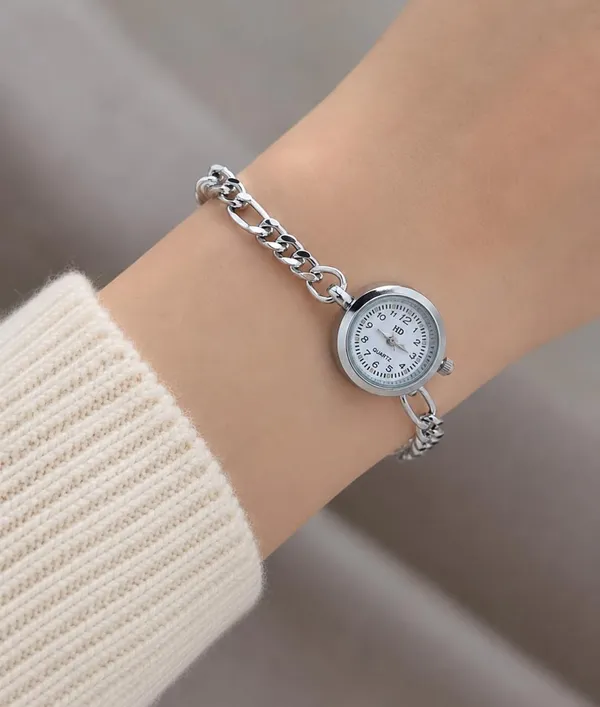 SHANKHRAJ_MALL_Silver-Tone_Quartz_Chain_Bracelet_Watch,_Figaro_Chain,_Round_Dial,_Analogue_Style