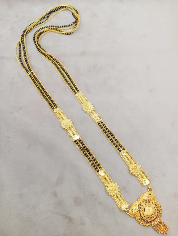 Women_gold_plated_Stylish_Mangalsutra_chain_(ms_diya_shankh_5_line_belt_100705)