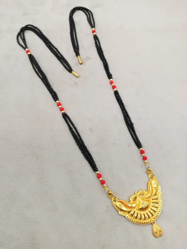 Women_gold_plated_Stylish_Mangalsutra_chain_(ms_kumbh_chandra_red_black_dori_3_line_)
