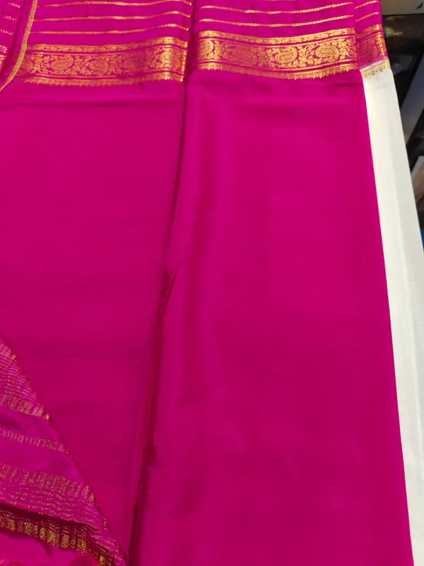 Magenta_Traditional_Zari_Border_Saree_for_Women
