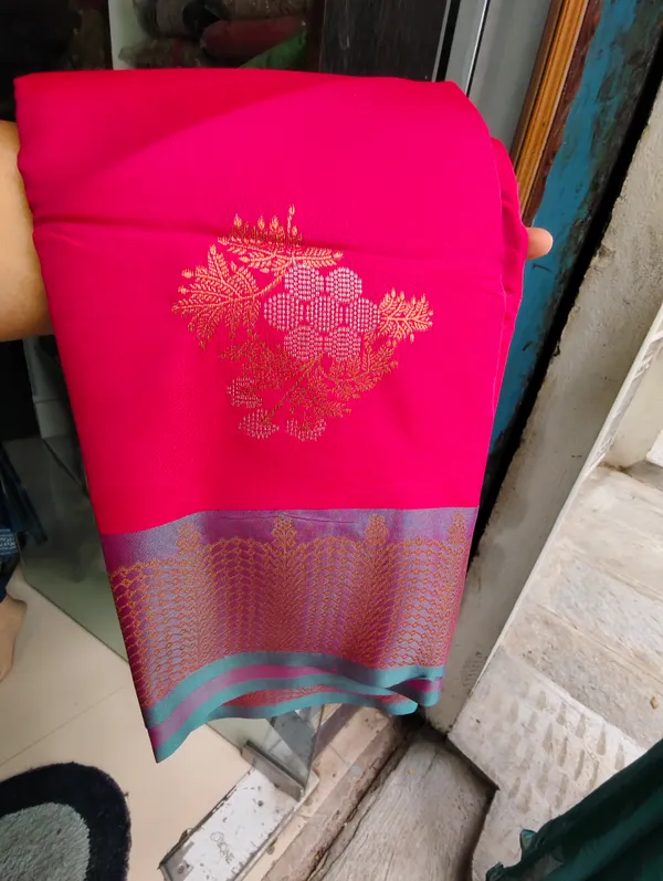 Magenta_Woven_Traditional_Saree_for_Women