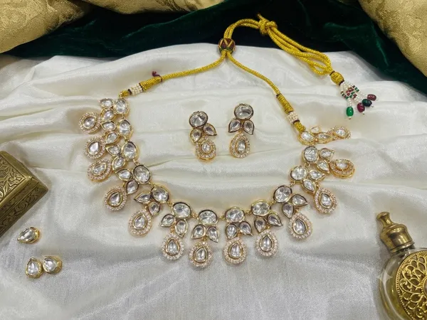 Aeva_Pear_Drop_Polki_Choker_Necklace_Earrings_Set_Green