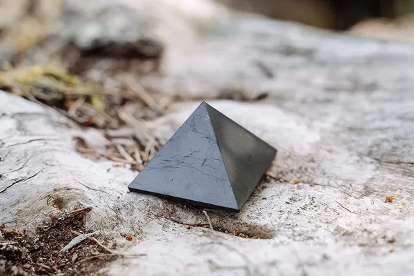 Stone_Energized_Tourmaline_Pyramid_Brazil_For_Healing_And_Reiki_Black_1_5_2_Inch